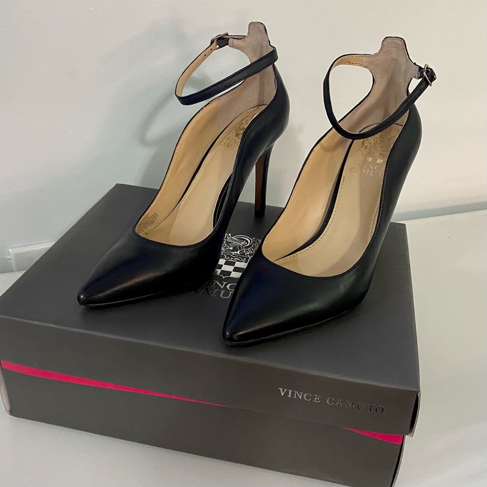 Vince Camuto “Hinata” Black leather heel! Size  7